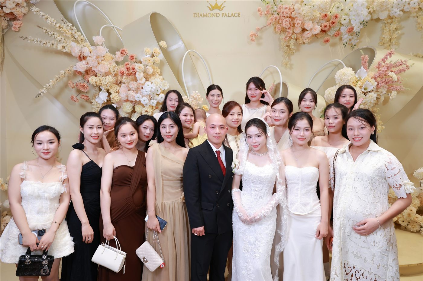 Khách mời chụp photobooth tại tiệc cưới Diamond Palace