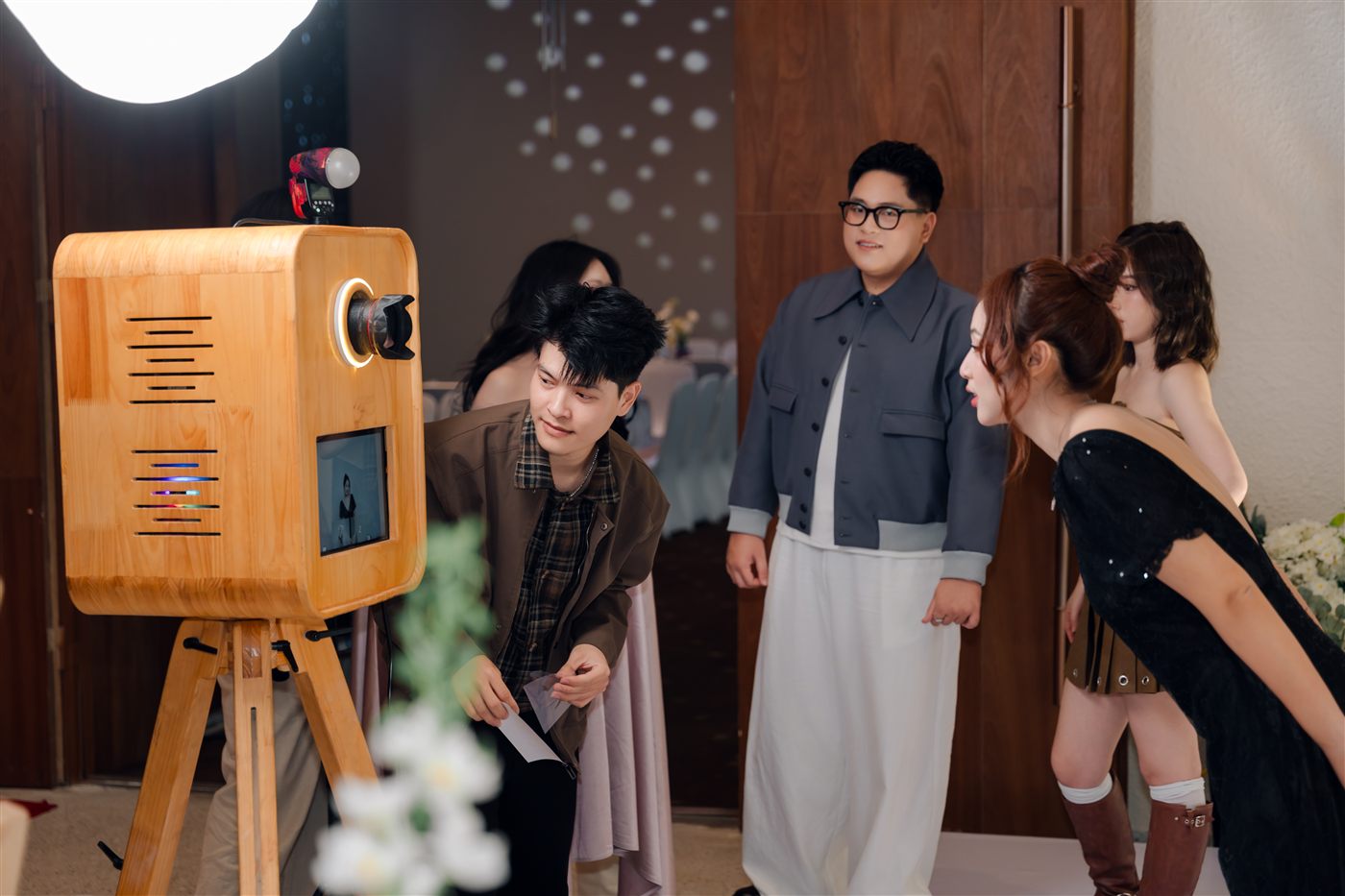 Ekip HM Photobooth chuẩn bị booth trước giờ tiệc