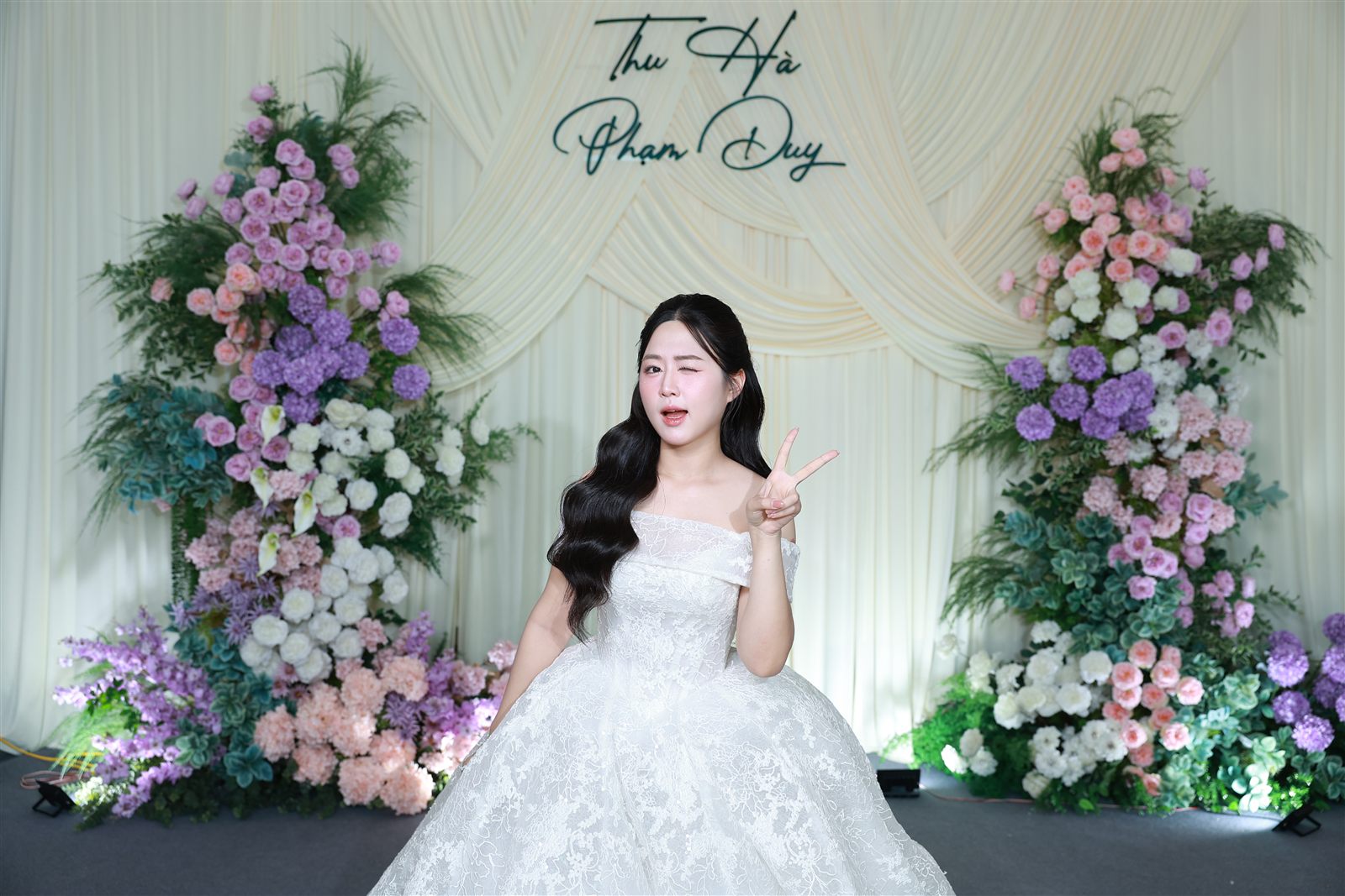 Khoảnh khắc cô dâu cười tại photobooth