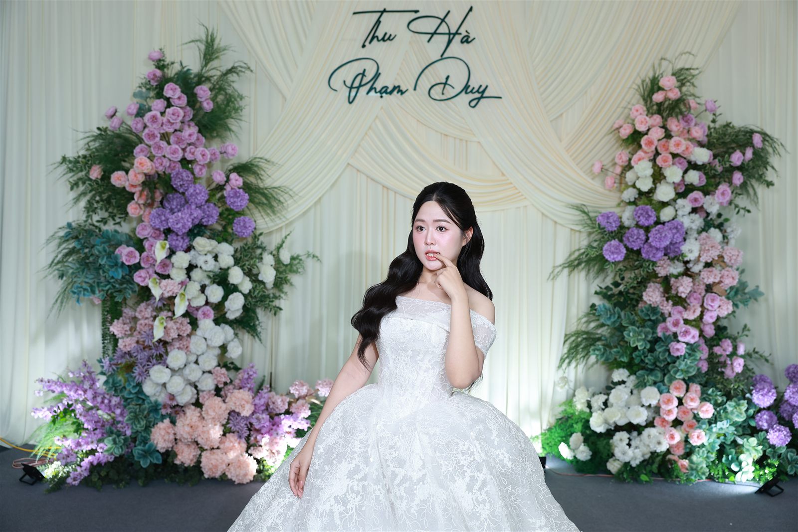 Cô dâu vẫy tay tại booth