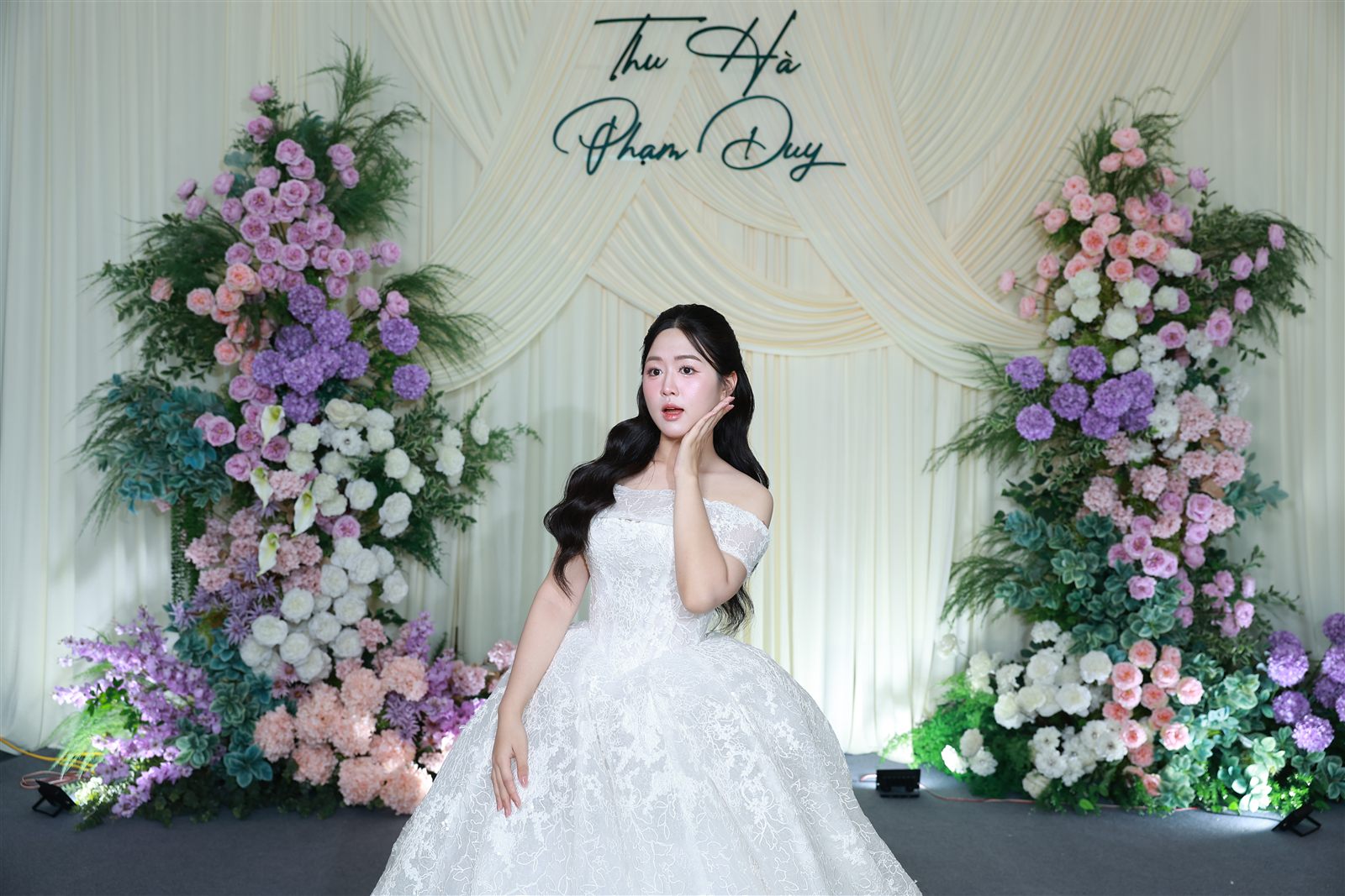 Cô dâu vẫy tay chào tại booth chụp ảnh