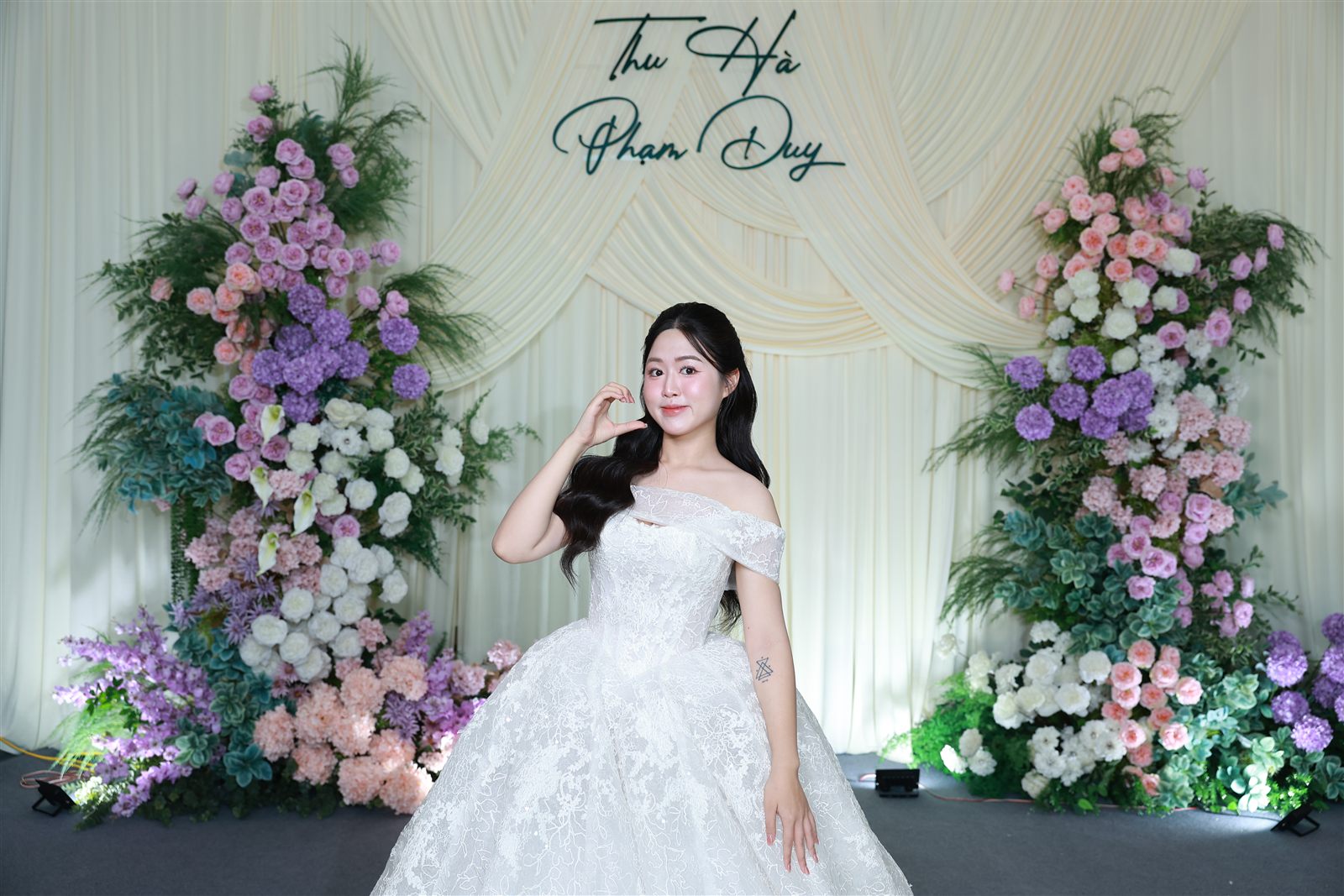 Cô dâu tạo dáng với hoa cưới