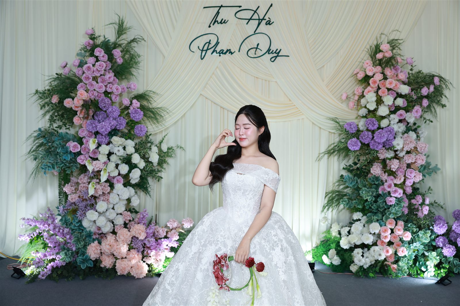 Cô dâu với vòng hoa cầm tay
