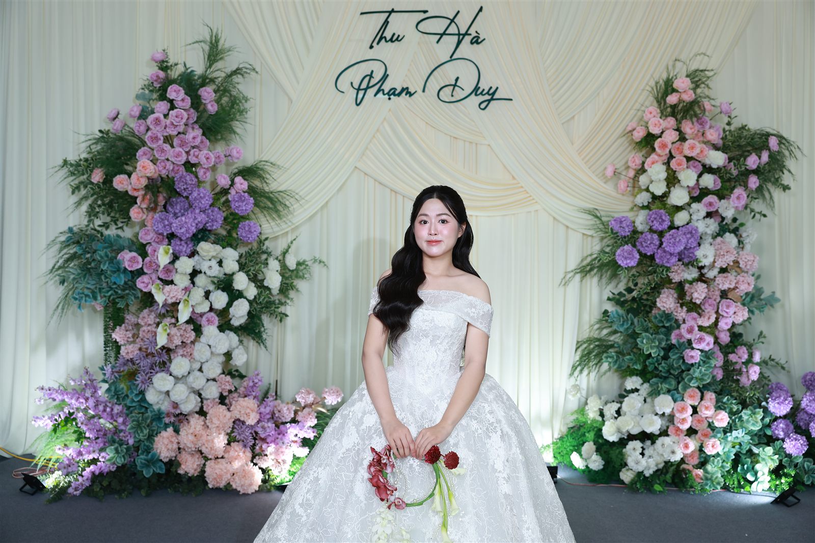 Khách chụp ảnh tại booth sự kiện của HM Photobooth
